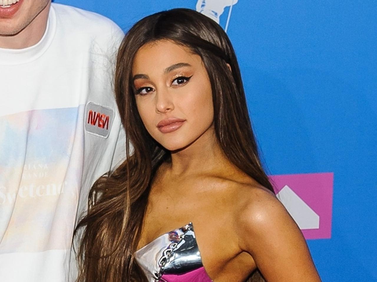 アリアナ・グランデ、「あの服」を彼にあげて婚約者とオソロコーデ