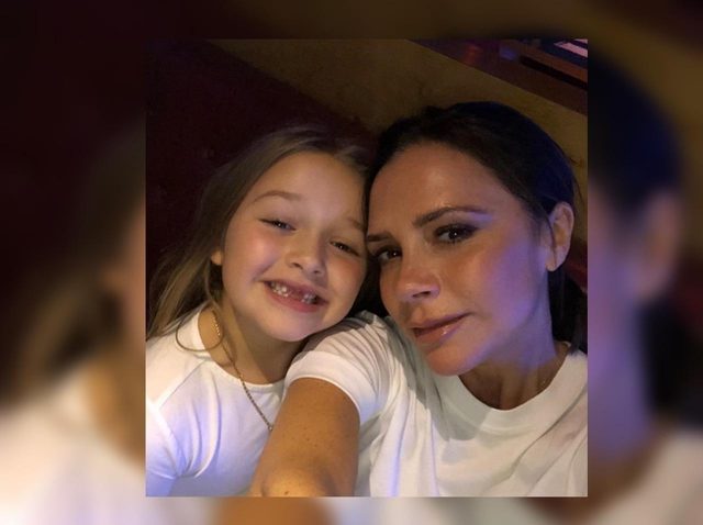 ベッカム家末っ子のハーパーちゃん、髪の毛をばっさりカットし母親と瓜二つ