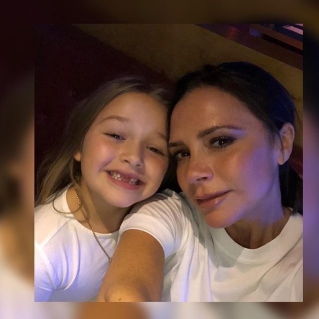 ベッカム家末っ子のハーパーちゃん、髪の毛をばっさりカットし母親と瓜二つ