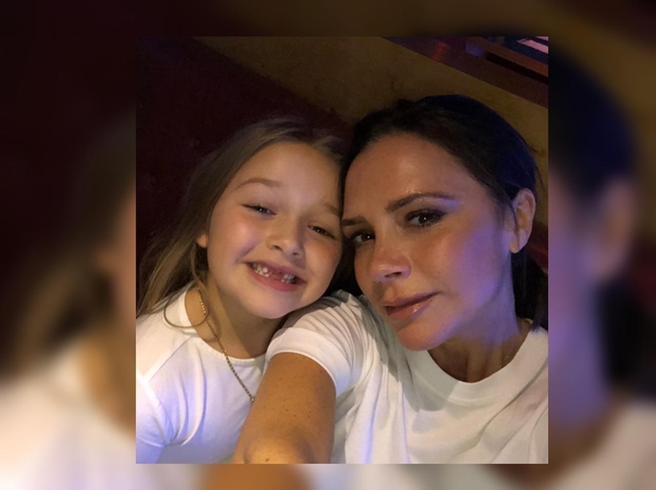 ベッカム家末っ子のハーパーちゃん、髪の毛をばっさりカットし母親と瓜二つ