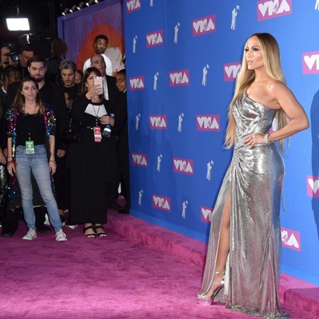 ジェニファー・ロペスの恋人A・ロッドが「カメラ係」に徹する姿に爆笑【VMA2018】