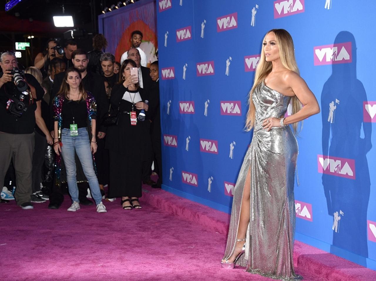 ジェニファー・ロペスの恋人A・ロッドが「カメラ係」に徹する姿に爆笑【VMA2018】