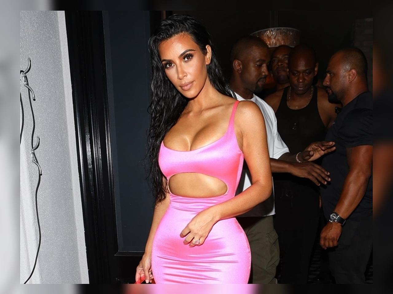 キム・カーダシアン、「アレ」がハミ出てるのも気にせず颯爽と歩く