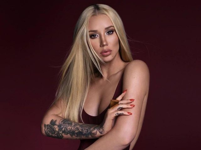 イギー・アゼリア、「全裸」で新EP『Survive the Summer』の発売を祝う