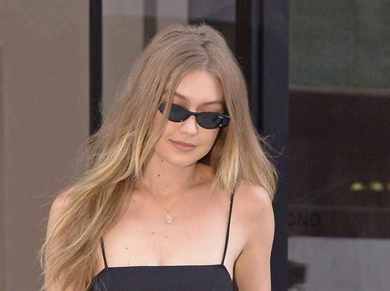 ジジ・ハディッドが提案、重すぎない夏のブラックコーデ