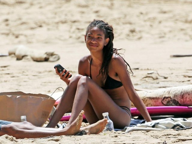ウィル・スミスの17歳娘、水着から伸びるスラっとした美脚にうっとり