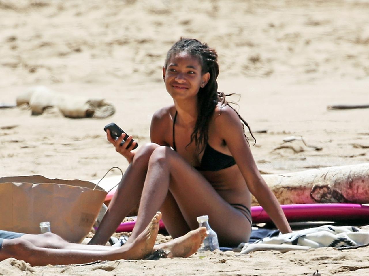 ウィル・スミスの17歳娘、水着から伸びるスラっとした美脚にうっとり