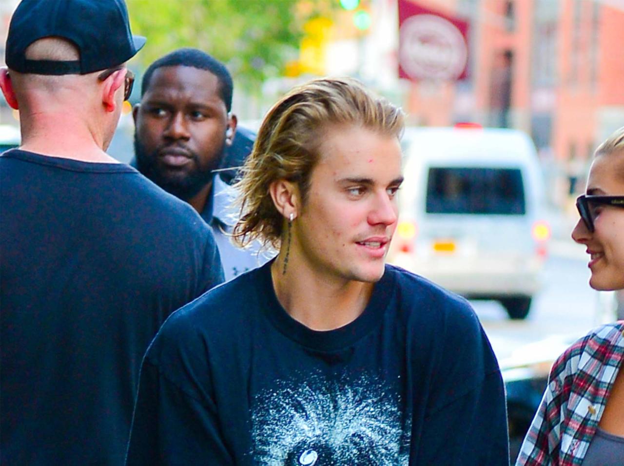 ジャスティン・ビーバー、デート中に号泣の翌日に「別の女」にうつつを抜かす