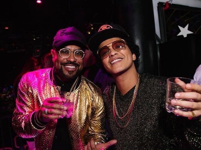 ブルーノ・マーズ、かなりレアな「ぽっこりお腹」を披露