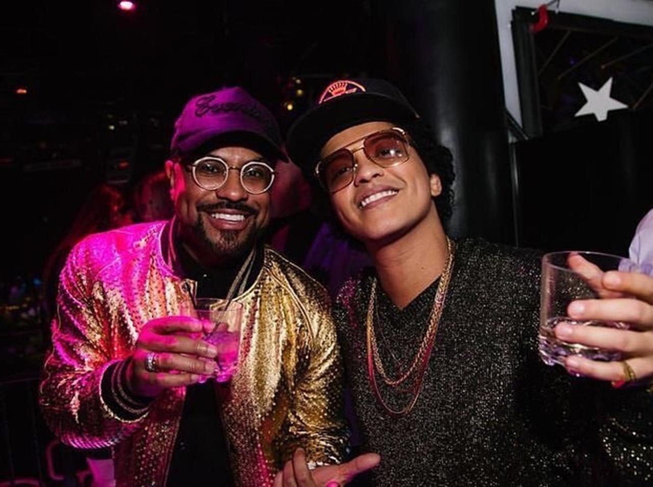 ブルーノ・マーズ、かなりレアな「ぽっこりお腹」を披露