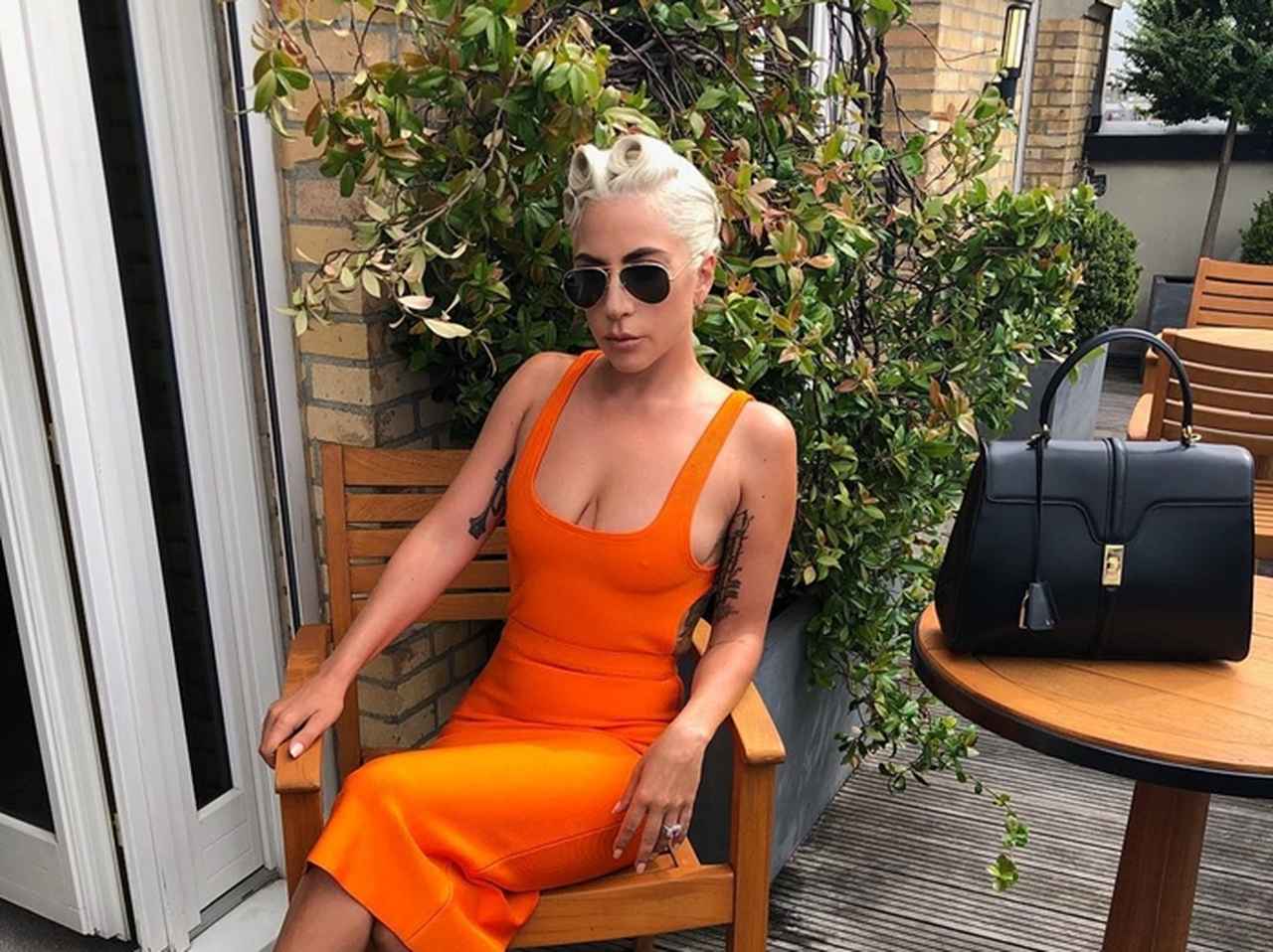 レディー・ガガ、何気ないバッグを全面的にアピールする理由とは?