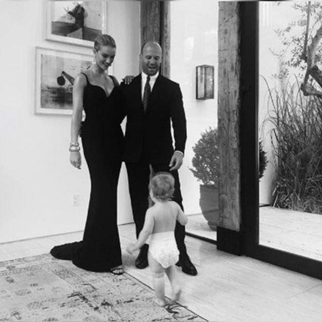ジェイソン＆ロージー美男美女カップル、1歳息子は「ママっ子」それとも「パパっ子」？