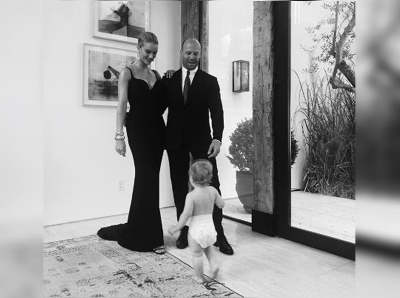 ジェイソン＆ロージー美男美女カップル、1歳息子は「ママっ子」それとも「パパっ子」？