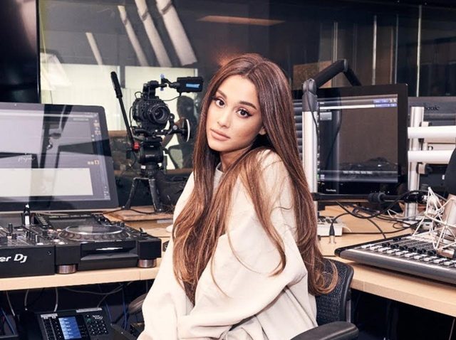 アリアナ・グランデがインタビュー中に突然「涙」…そのワケとは？