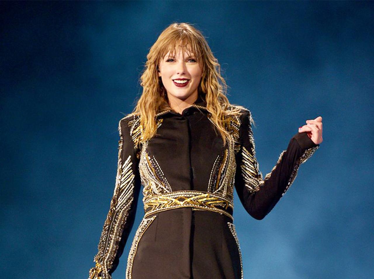 テイラー・スウィフトの公演中に観客たちが「1ドル札」を掲げた深いワケ