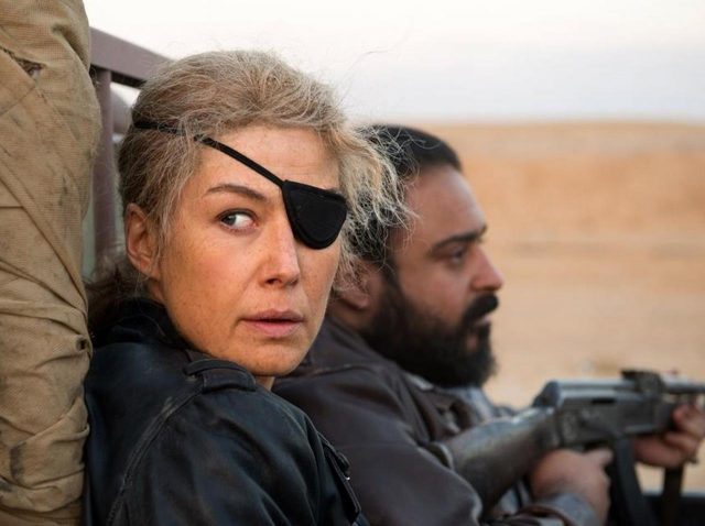 眼帯女性ジャーナリストの実話を基にした『ア・プライベート・ウォー』予告編