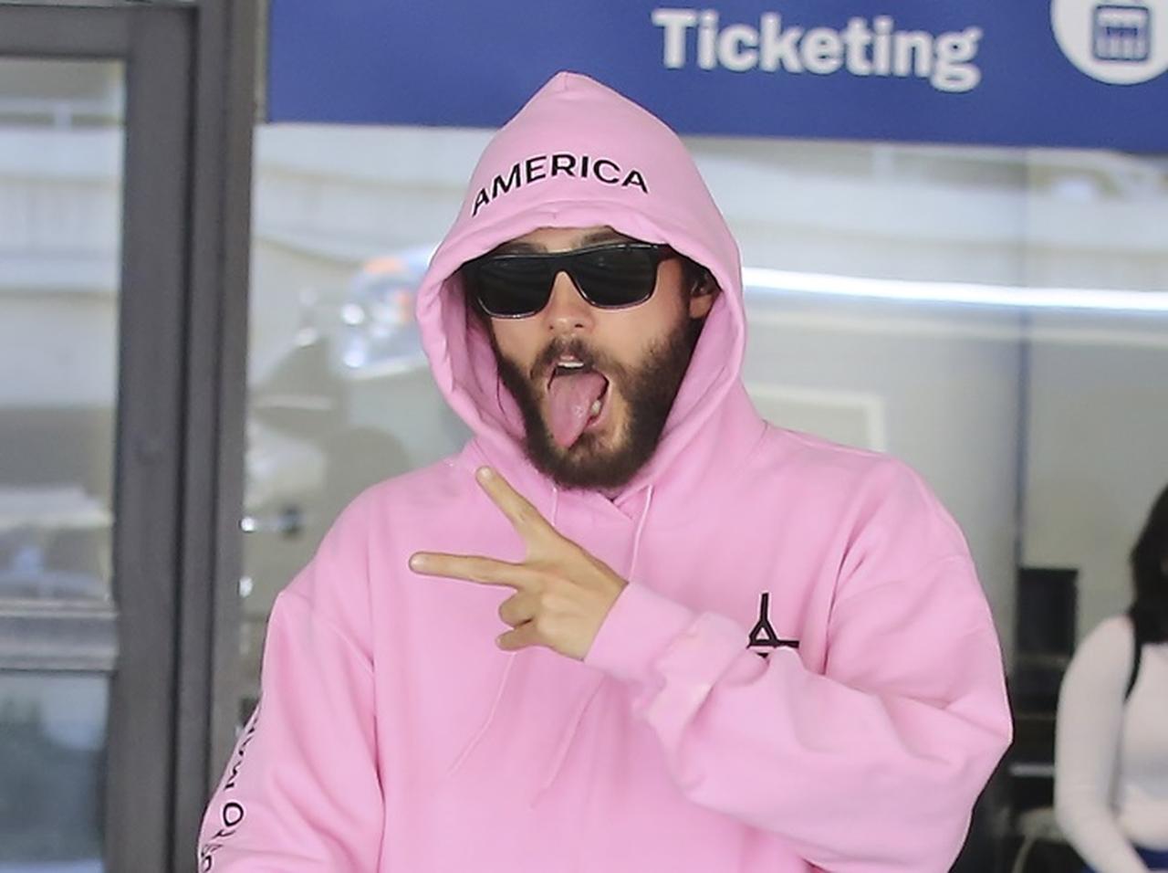 ジャレッド・レト、トップモデルに文句あり?意味深スウェットを愛用【写真アリ】