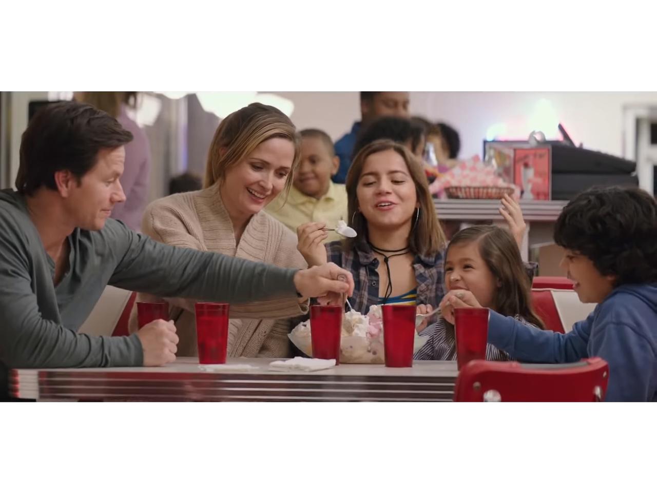 『インスタント・ファミリー』予告編公開、1人のはずが3人の里親に!?