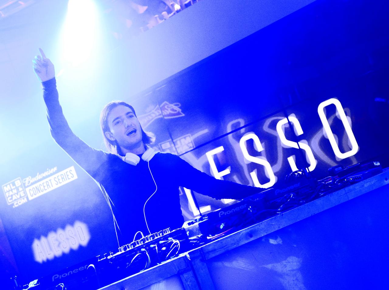 アレッソ「レメディ」新MVを公開、アレッソが宇宙人の帰還作戦をお助け?