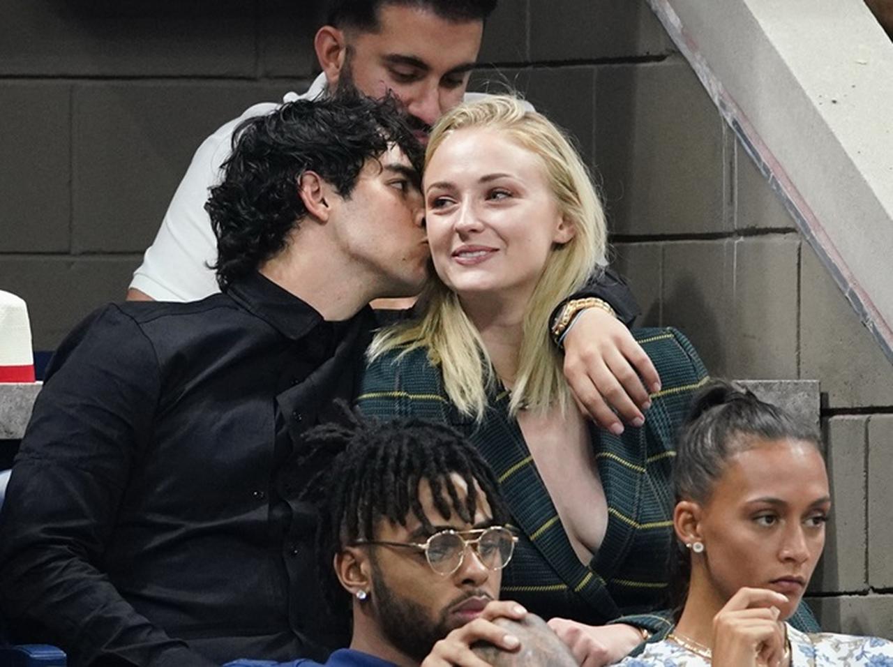 ソフィー・ターナー、婚約者ジョーとスポーツ観戦中にした「イタズラ」がお茶目