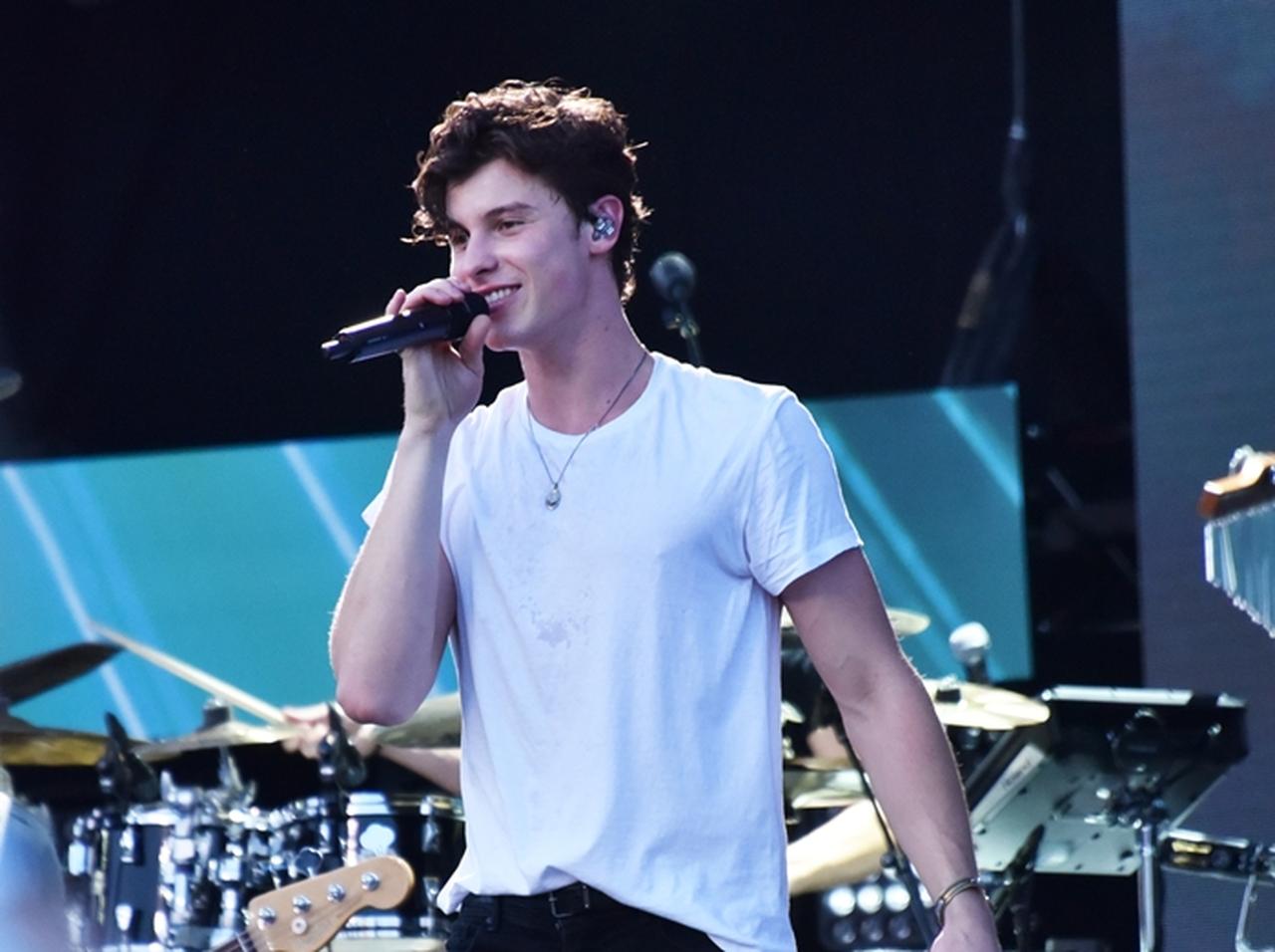 ショーン・メンデス、シャツを脱ごうとして「恥ずかしい結果」迎える