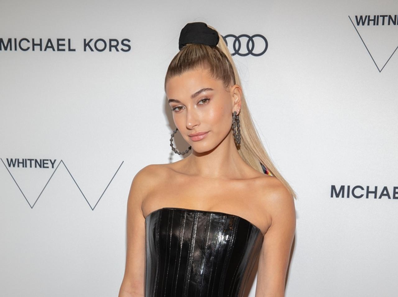 ヘイリー・ボールドウィン、美眉の秘訣は手軽に買える定番アイテム