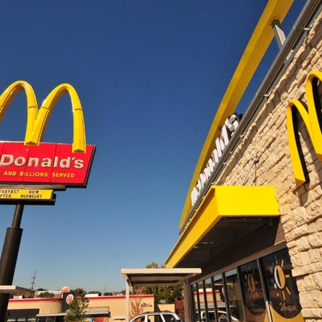 マクドナルドの店内に「偽物のポスター」を貼るイタズラ→予期せぬ展開