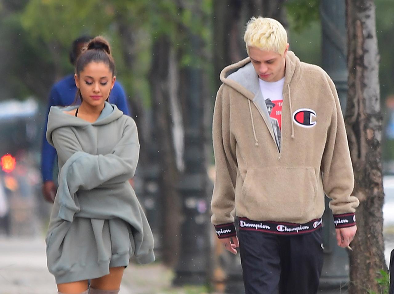 アリアナ・グランデ、10センチのヒールで片道40分の道のりを「涙の散歩」