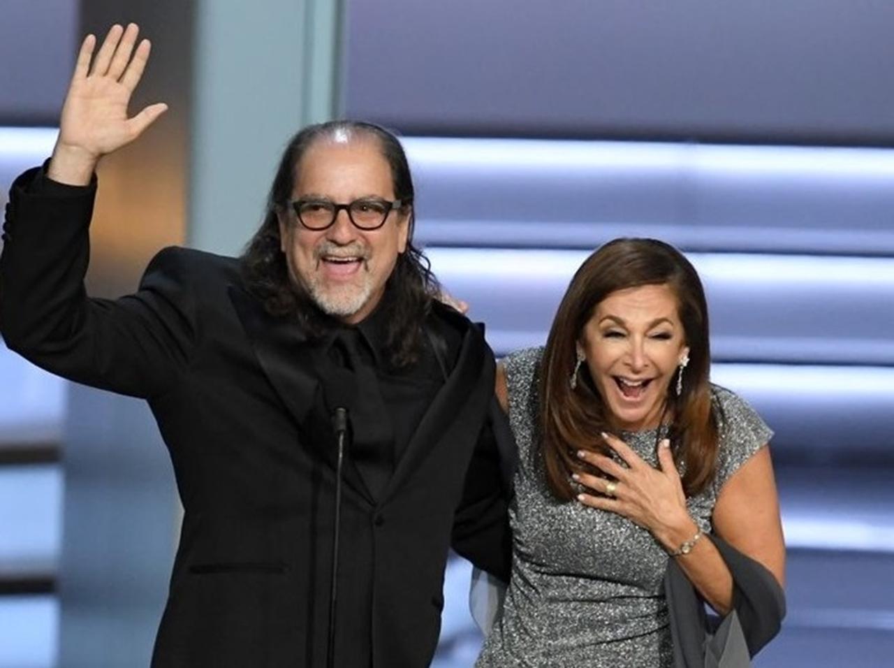 エミー賞授賞式中に監督が生プロポーズ【エミー賞】