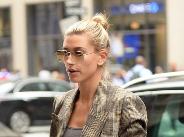 ヘイリー・ボールドウィン、秋を感じる「テーラードジャケット」のオシャレな着こなし方