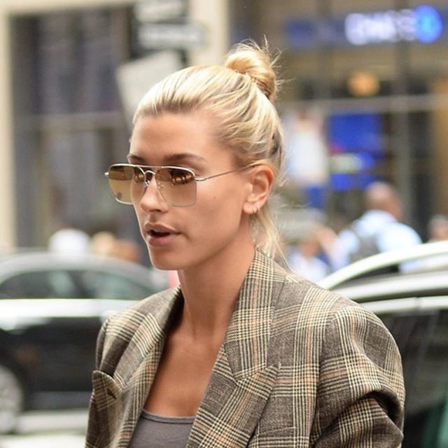 ヘイリー・ボールドウィン、秋を感じる「テーラードジャケット」のオシャレな着こなし方