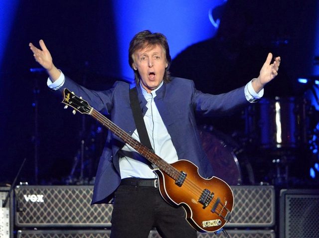 ポール・マッカートニー、いじめられた経験がある女性をステージに上げ生演奏