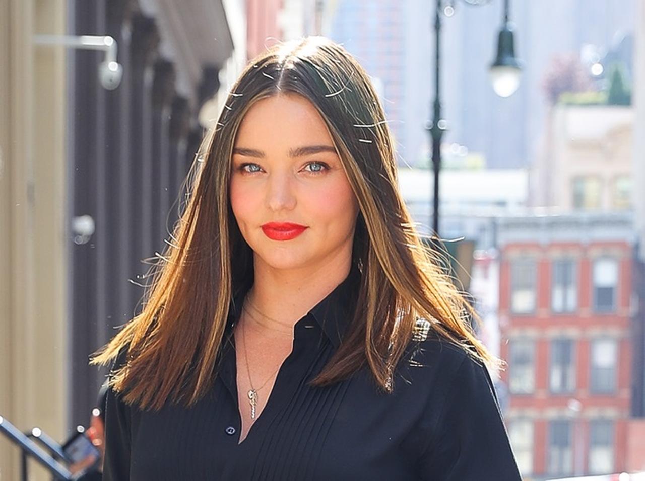 ミランダ・カーがお手本、洗練された大人のミニスカコーデ