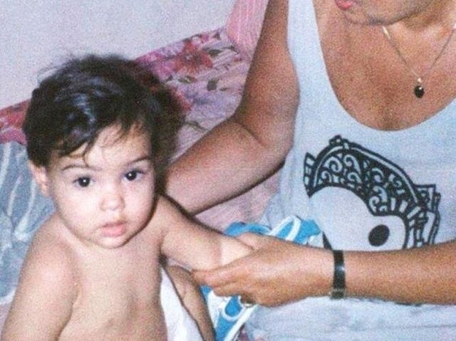 はっきりとした目鼻立ちは今も健在！この美少女、一体誰の幼少期でしょう？