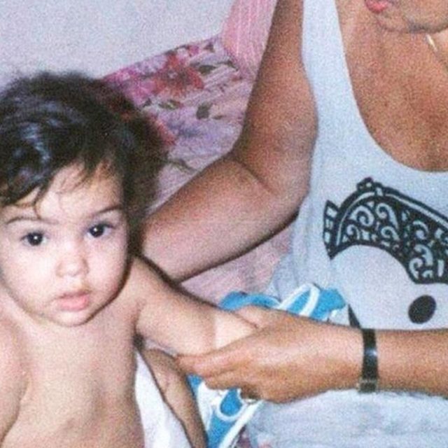 はっきりとした目鼻立ちは今も健在！この美少女、一体誰の幼少期でしょう？