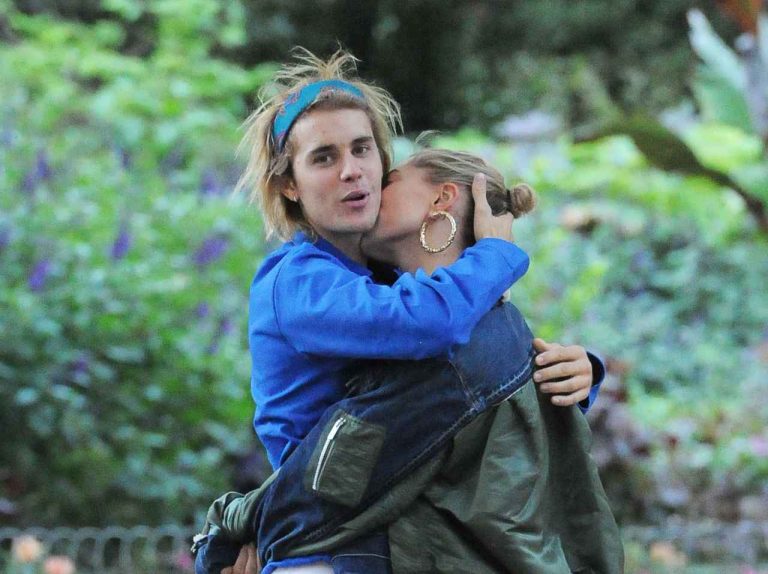 ジャスティン・ビーバー、「パンツ丸出し」で婚約者と濃厚に絡む