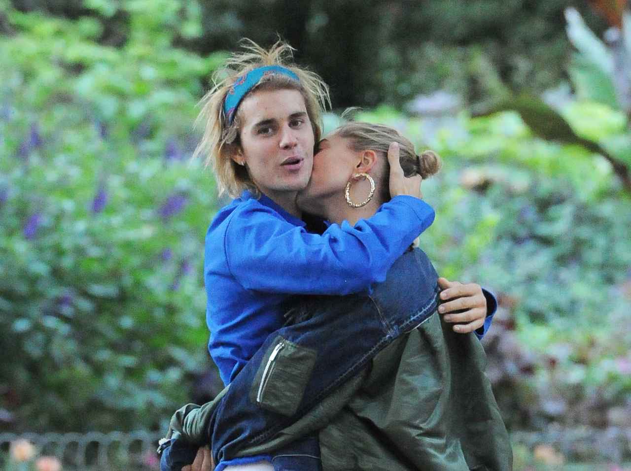 ジャスティン・ビーバー、「パンツ丸出し」で婚約者と濃厚に絡む