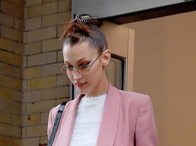 ミニスカで美脚アピール！ベラ・ハディッドのピンクコーデがオシャレ