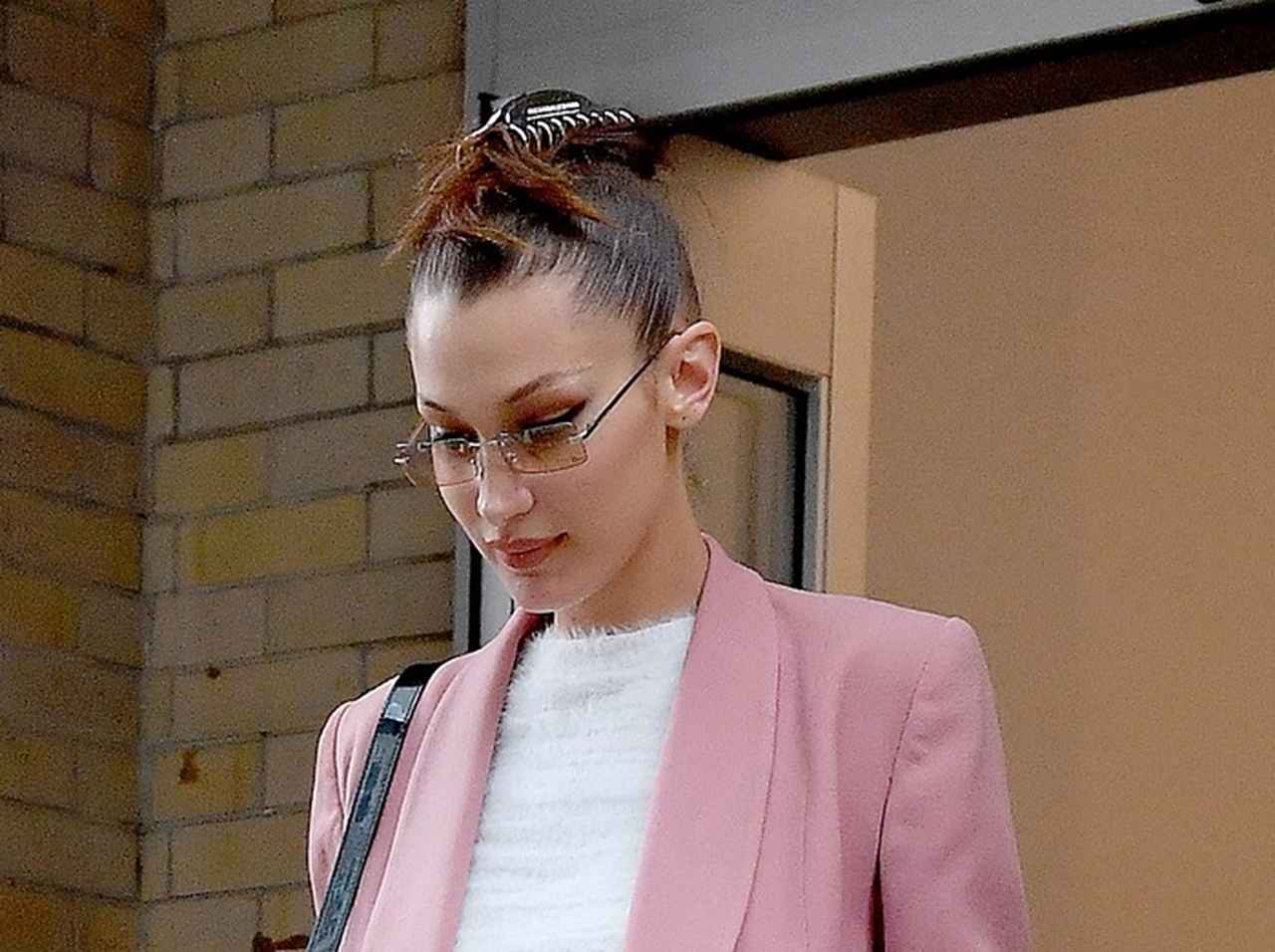 ミニスカで美脚アピール!ベラ・ハディッドのピンクコーデがオシャレ