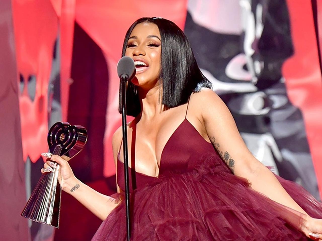 カーディ・B、胸を見せて「おっぱいをリノベーションする」と宣言