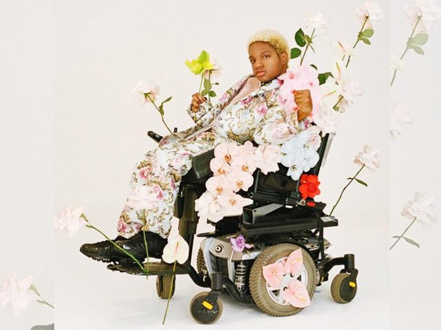 車いすの黒人トランスジェンダー、アーロン・フィリップがモデル界に新風