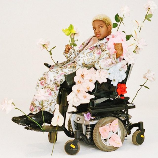 車いすの黒人トランスジェンダー、アーロン・フィリップがモデル界に新風
