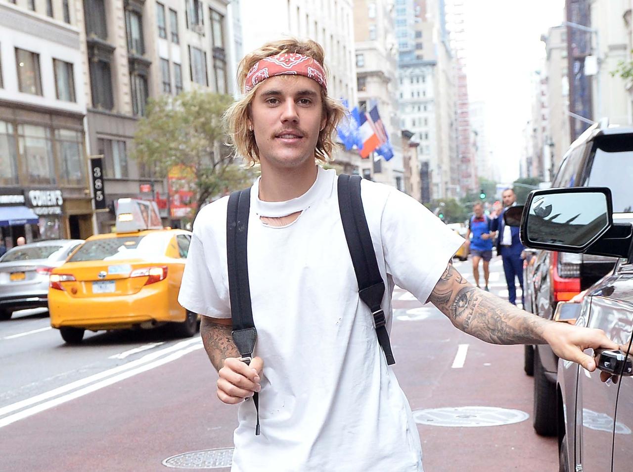 ジャスティン・ビーバー、泣き出してしまったファンに「出血大サービス」