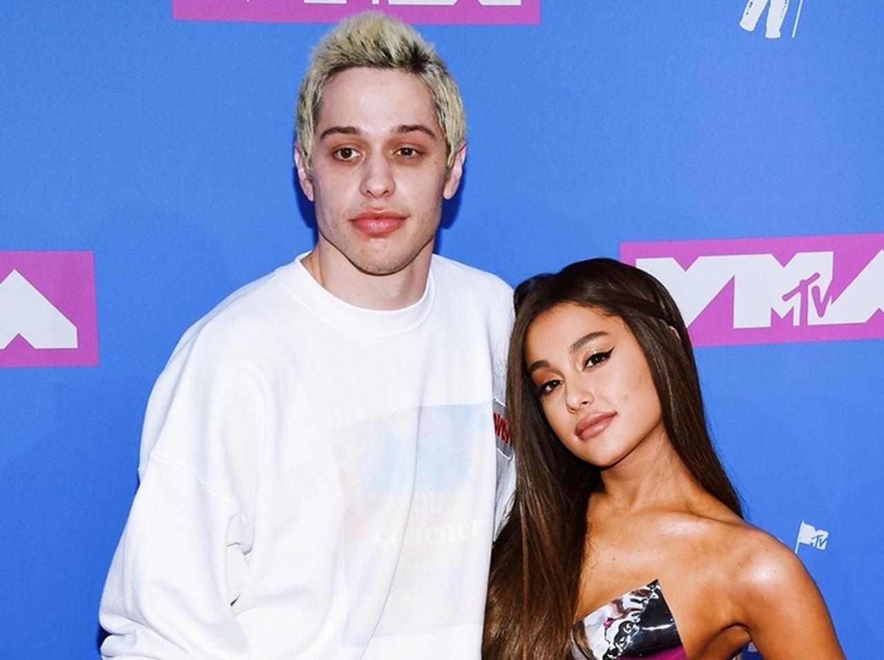 アリアナ・グランデ、婚約者に「夜の営み中」の変わったやりとりを暴露される