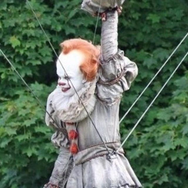 『IT』続編を撮影中のペニーワイズの姿を発見！期待高まる撮影現場をチラ見せ