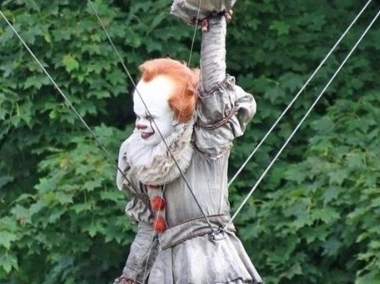 『IT』続編を撮影中のペニーワイズの姿を発見！期待高まる撮影現場をチラ見せ