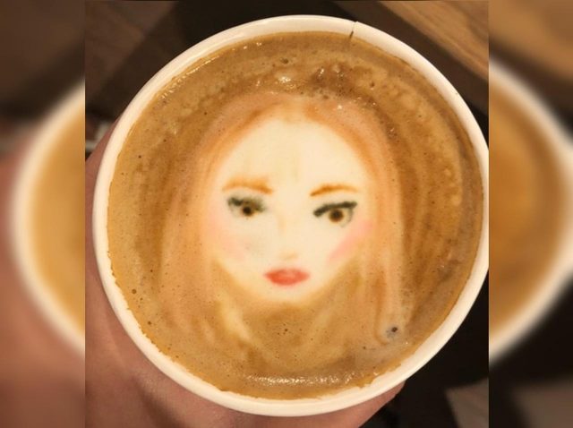 「セレブの似顔絵」描いたラテアート、このセレブは誰でしょう？