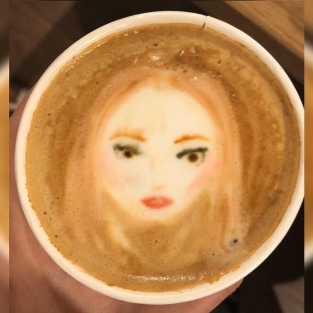 「セレブの似顔絵」描いたラテアート、このセレブは誰でしょう？