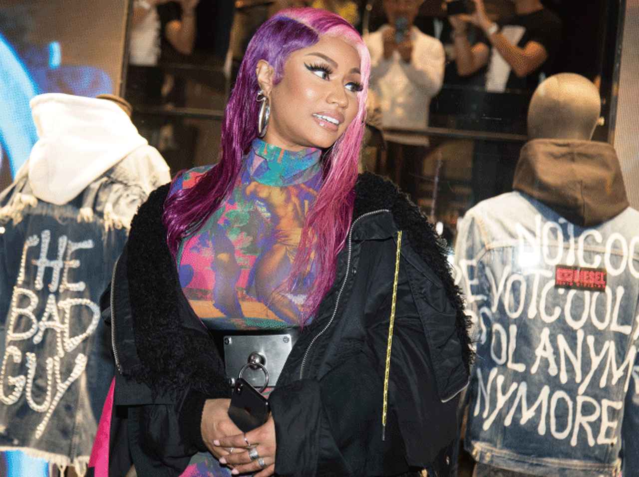 DIESELの新作を着こなしたニッキー・ミナージュ、ショップに登場して大盛況！