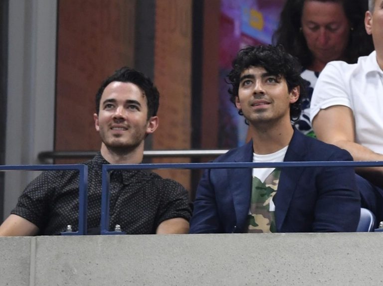 ジョー&ケヴィン・ジョナス、全米オープンでカメラに抜かれると…